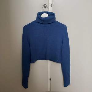 Nästan helt oanvänd stickad croppad tröja ifrån Zara. Fin kvalite! Nypris 399 🩷