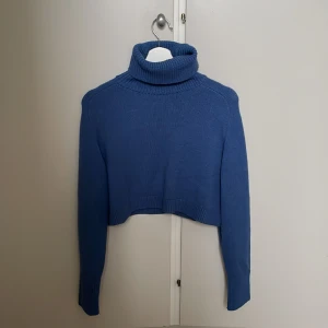 Croppad blå stickad - Nästan helt oanvänd stickad croppad tröja ifrån Zara. Fin kvalite! Nypris 399 🩷