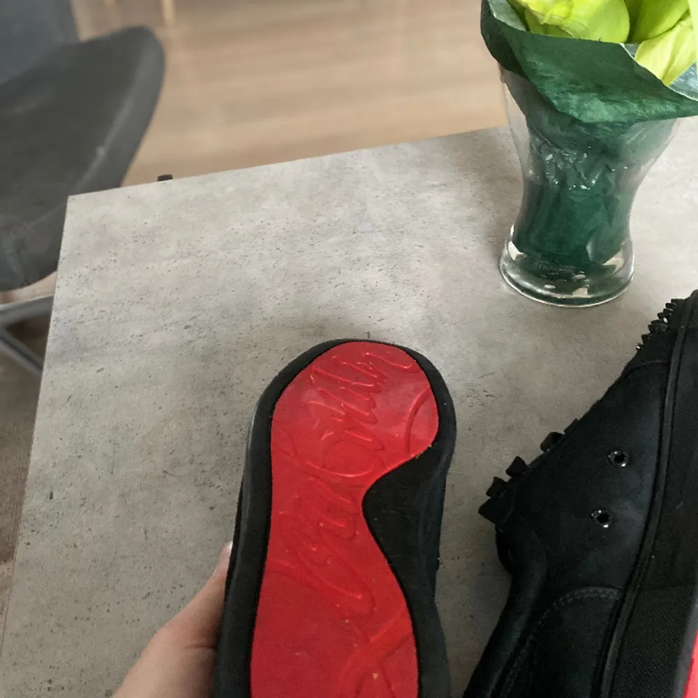 Säljer dessa äkta Louboutins inte så värst använda.  Säljer pga för små i storleken. Bara höra av er om ni undrar något. Prutmån finns . Skor.