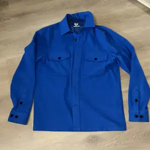 Passar M och kanske L. Blå overshirt i ull från Arket. En riktig statement piece. Riktigt bra kvalitet, passer till de mesta men färgen poppar galet med svarta byxor och vit tisha.