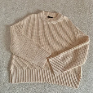 Ginatricot oversize stickad krämvit tröja - Otroligt mysig stickad oversize tröja från Ginatricot. Använd i några timmar bara. 🌹