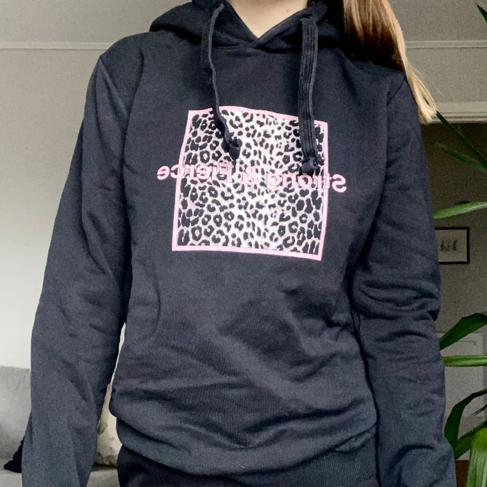 Säljer denna svarta hoodie från Nakd med leopard print på framsidan! Storlek xs🥰. Hoodies.