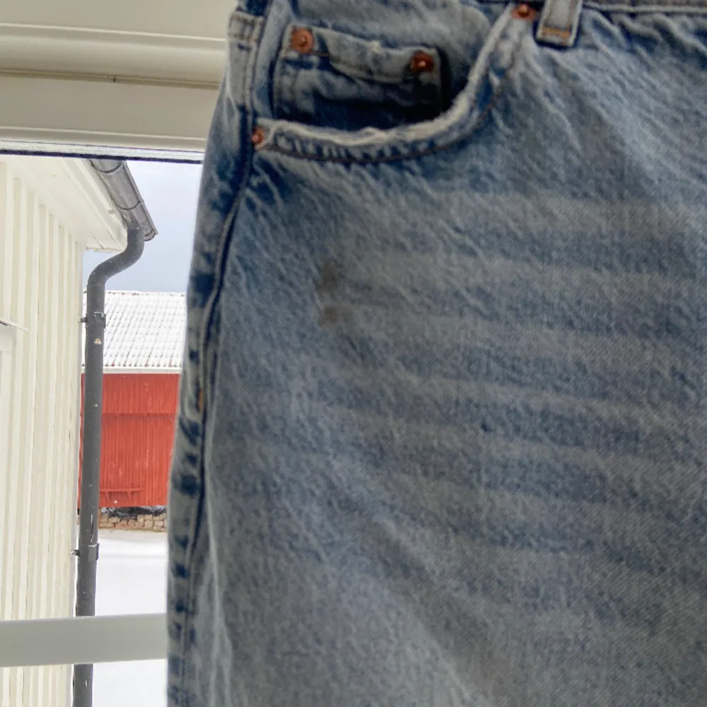 Lågmidjade jeans från Gina Fint skick men har en fläck vid höger ficka, kanske går att få bort Pris går att diskutera! Hör av dig vid fler bilder eller frågor💗  Frakt tillkommer, hör gärna av dig före du köper. Jeans & Byxor.