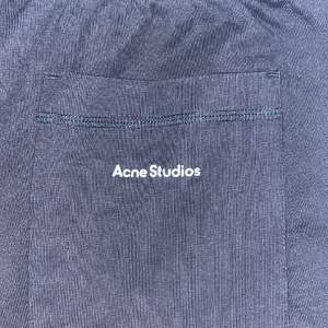 Luftiga och sköna shorts från acne studios. Lagom relaxed och luftiga vilket är perfekt nu mot sommaren. Avklippta i längden för att de va extremt långa från början. Knappt använda.