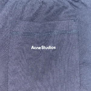 Aven Studios Shorts - Luftiga och sköna shorts från acne studios. Lagom relaxed och luftiga vilket är perfekt nu mot sommaren. Avklippta i längden för att de va extremt långa från början. Knappt använda.