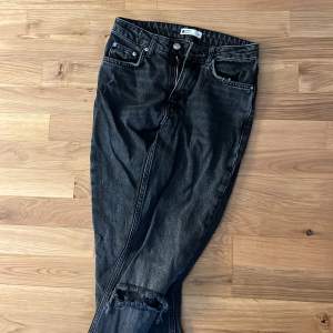 Säljer dessa jeans fina i skick används aldrig då det inte är min stil ,  Använda några gånger men absolut inte slitna på något sätt .