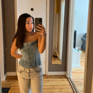 Zara jeans korsett - Säljer en jättefin topp från Zara! Köptes förra året och är i nyskick, skriv för fler bilder🫶🏽🫶🏽🫶🏽
