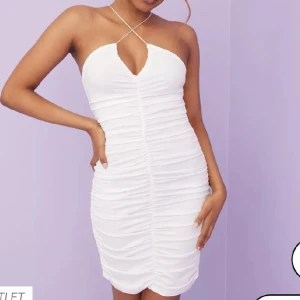 Vit klänning - Orginalpris 500, använd en gång Går att snöra om snörena till om man t.ex vill ha den som en halterneck eller bara rakt över i ryggen och inte som ett kors. 