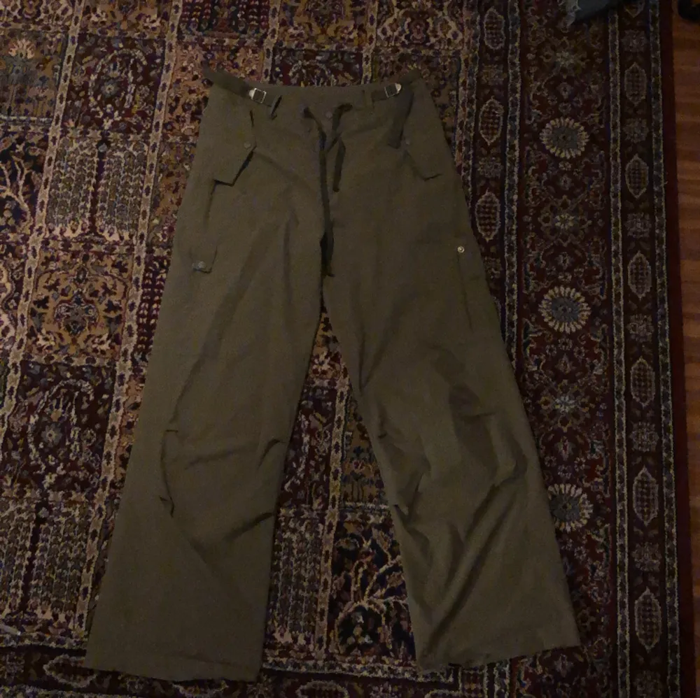 Skit coola gröna cargo byxor! 🌟 Lite slitna längst nere, men annars är de i bra skick 💕. Jeans & Byxor.