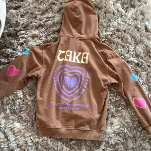 Taka Original hoodie - Använd ett fåtal gånger och i bra skick. Köpt 2022 men finns inte kvar på deras hemsida