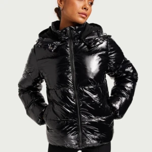 Glansig puffar jacka - Säljer denna puffer jackan då den inte kommer till användning. Endast använd några få gånger så den är som ny. Nypris 799kr. Skriv för frågor💕