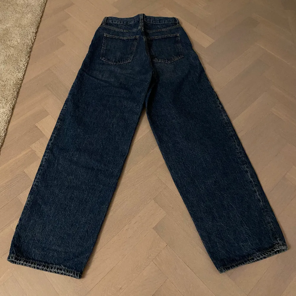 Mörkblå Weekday Jeans. Weekday storlek 26/30. Ungefär som Levis 30/32. Jeans & Byxor.