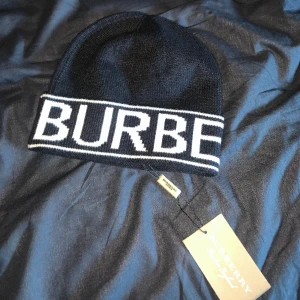 Helt ny oanvänd burberry - Helt ny oanvänd burberry mössa, tagen är fortfarande obruten och mössan är oanvänd