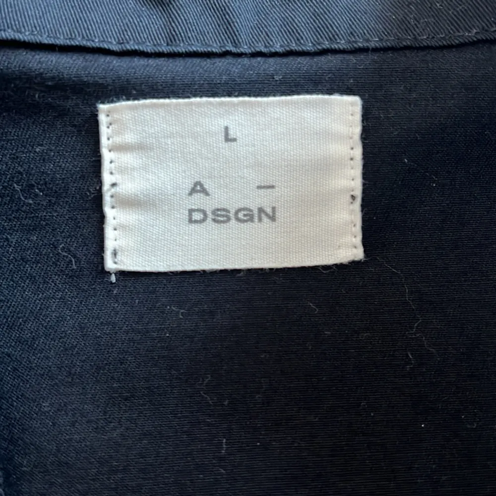 Säljer en svart kort skjorta från A-DSGN storlek L. Aldrig använd, 200kr. . Skjortor.