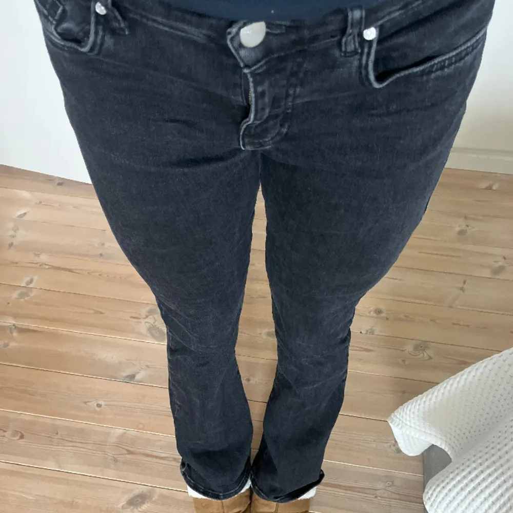 Ett par svarat lowwaist flare jeans ifrån Bikbok❣️Säljer för att de är lite för korta på mig som är 162 🤍 Så de passar nog någon som är runt 155. Storleken är Waist: S, Lenght: 31 🪩Bra skick!! . Jeans & Byxor.