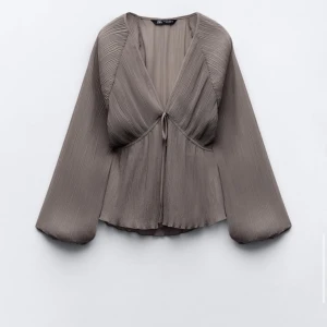 Blus  - Superfin blus från zara som är helt ny! Tyvärr var den lite för kort för min smak och därav säljer jag den nu💕🫶