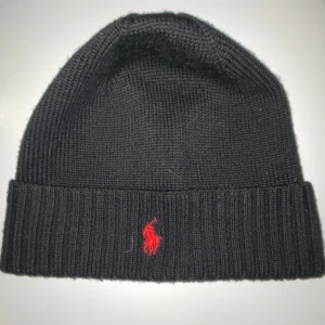 polo Ralph Lauren mössa svart och röd. - En äkta Ralph lauren mössa som är röd och svart. Inte mycket använt köpte 2 och vill sälja en.