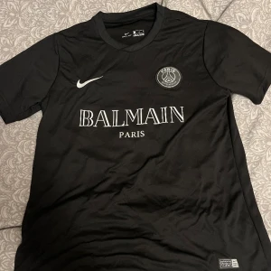 balmain paris psg tshirt - 10/10 skick, riktigt snygg tshirt, storlek M