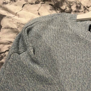 Blå tröja - Säljer en fin, tunn ljusblå tröja från H&M i stl. S Den har gått upp lite grann (se bild 3) men det är ej märkbart. Säljer gör 100kr+frakt. (Kan ev mötas upp)😊