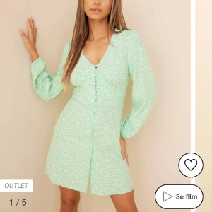 Klänning från nelly - Säljer denna klänning som är super fin till i sommar. Använd ett fåtal gånger 