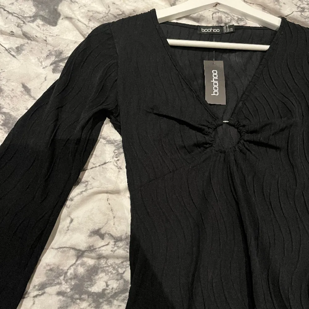 Säljer en helt oanvänd svart och elegant klänning från Boohoo i Stl. S. Säljer för 120kr+frakt (kan ev mötas upp)😊. Klänningar.