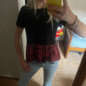 T-shirt med leopard mönster  - Såå snygg T-shirt med volang av rött leopard mönster från Zara🐆❤️