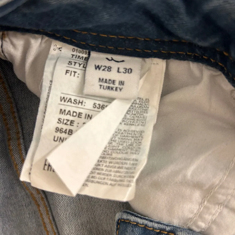 Säljer mina låg midjade ltb jeans. Endast andvända fåtal gånger. Nypris 900. Jeans & Byxor.