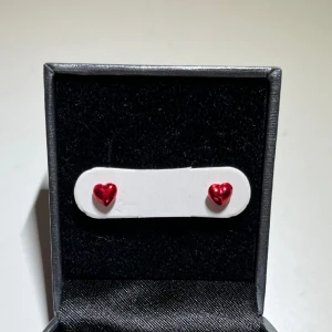 Silver örhängen  - Så fina hjärtörhängen, perfekta nu till alla hjärtans dag. Helt oanvända och i äkta silver💋