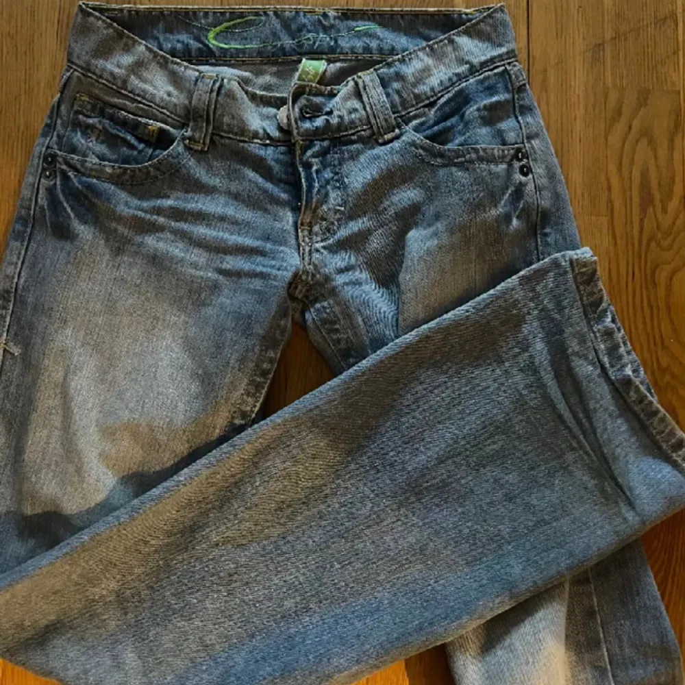 Jätte fina lågmidjade jeans från märket EDC🥰köpte dom här på plick men dom passade tyvär inte, därför säljer jag dom! Dom är aldrig använda, alltså i nyskick😊hör av dig om du har mer frågor! . Jeans & Byxor.