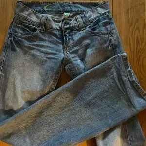 Jätte fina lågmidjade jeans från märket EDC🥰köpte dom här på plick men dom passade tyvär inte, därför säljer jag dom! Dom är aldrig använda, alltså i nyskick😊hör av dig om du har mer frågor! 