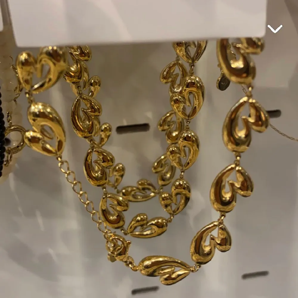 Söker detta guld armband från Edblad i kollektionen Heartbeat🥰🥰🥰✨ skriv om du kan sälja!!. Accessoarer.
