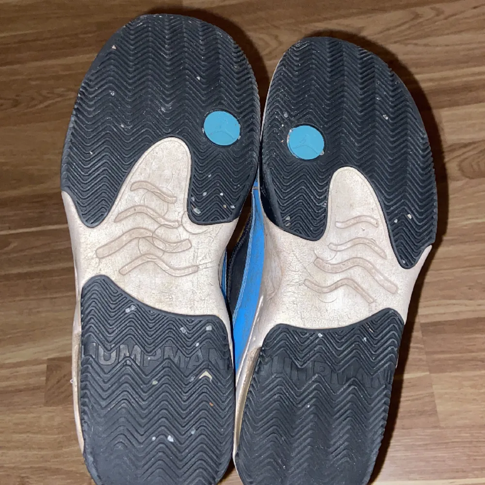 Ett par Jordans som är köpta på foot locker för nåt år sedan. Okej skick. Dem är sällsynta och finns inte i butik längre. Köpta för 1300kr. Kengät.