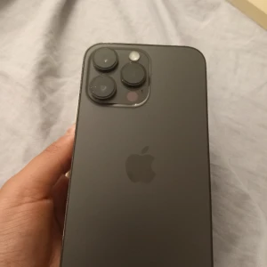 En ipone 13 pro max - Har en annan så haf inget andvändning till. Ingen spricka eller skråma(Den gar skydd på sig frivilligt och ta bort)