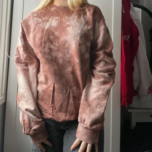 Sweatshirt från Junkyard - Säljer nu denna orange-bruna sweatshirt från Junkyard. Jag tycker personligen att den är svincool men den passar inte min stil längre tyvärr. Den är fortfarande i superbra skick efter många tvättar. Glöm inte, svincool!!🧡