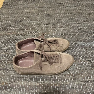 Filippa K Sneakers  - Säljer mina Filippa K sneakers, köpta på sellpy! 💕
