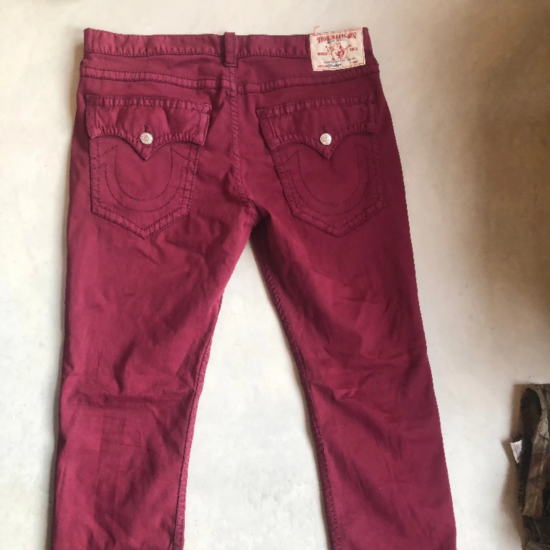 röda true religion jeans