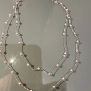Dubbelt halsband  - Silvrigt dubbel halsband med pärlor 