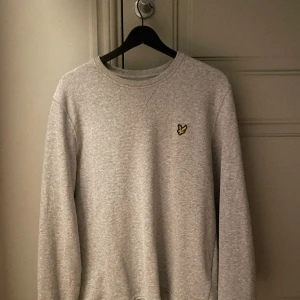 Lyle & Scott Sweatshirt - Lyle & Scott Sweatshirt, grå, bra skick, sällan använd, säljer pga för liten