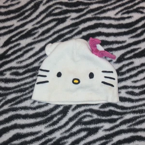 Hello Kitty mössa - Supersöt mössa men har för många :p
