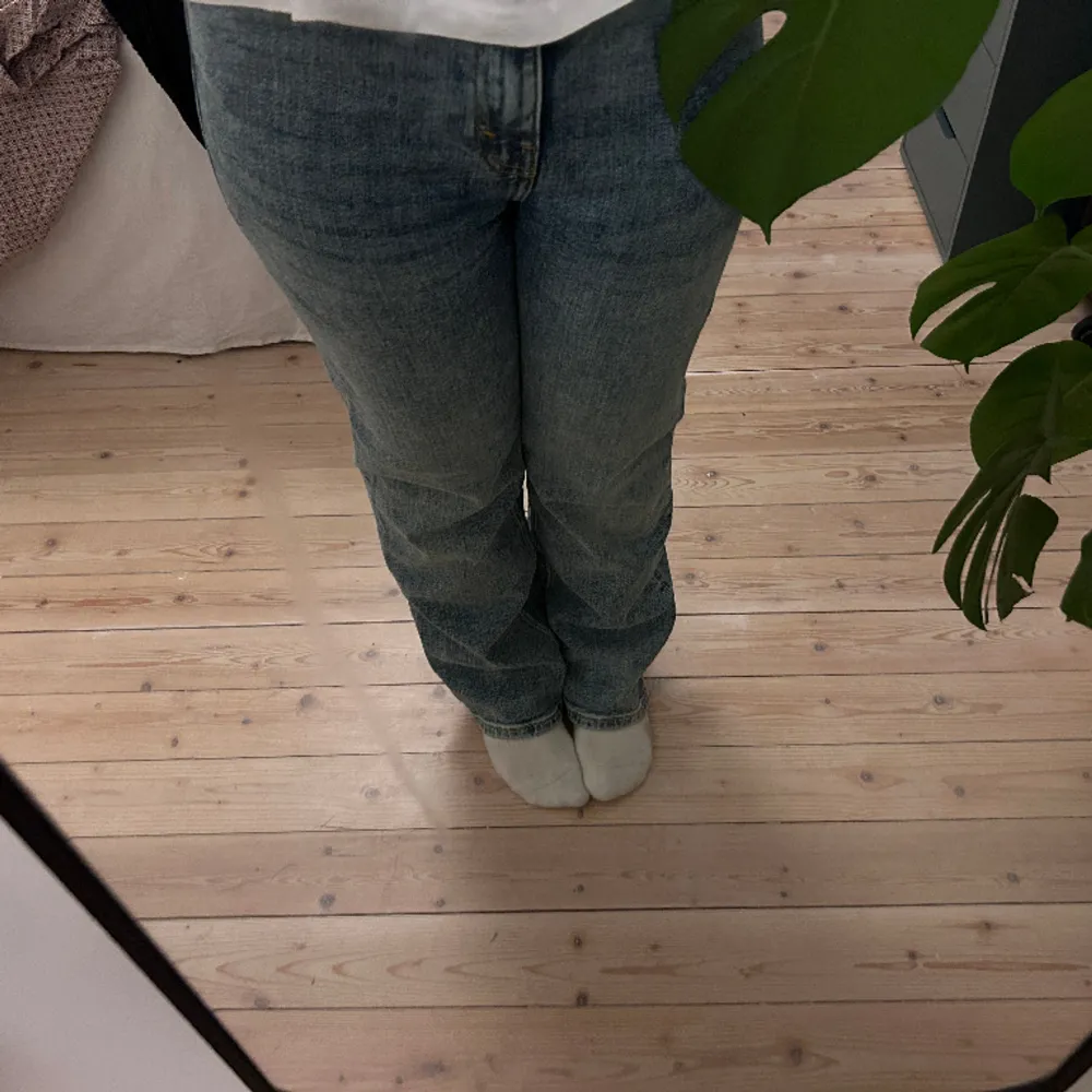Snygga jeans från monki i storlek 26 Nästan aldrig använt dem! Och köpte den för 500kr!😊😊. Jeans & Byxor.