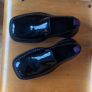 Eytys Baccarat 37 - Ett par Eytys Baccarat i storlek 37. Använda endast 3 gånger, väldigt bra skick. Några små ytliga repor som syns på nära håll. Nypris 4000 kr. 