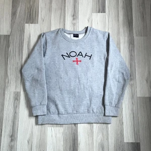 Noah Crewneck - Fint skick, skriv om fler bilderä önskas. Mått: Byst: 54cm, Axlar: 44cm, Ärmar: 57cm, Fåll: 49cm, Längd: 62cm. Inte äkta.