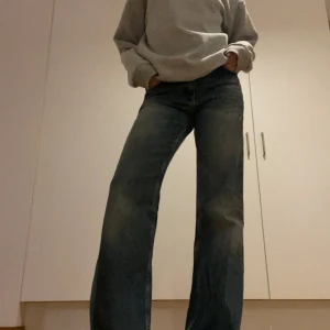 Wide midwaist jeans - Säljer dessa coola baggy/vida jeans som passar till allt men tyvärr är för långa för mig :( 