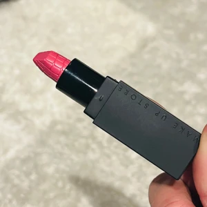 Oanvänd läppstift fr makeupstore - Kan mötas upp eller fraktas. Från makeup store. Pris kan diskuteras