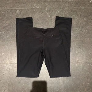 Nike bootcut tights 🖤 - Storlek xs. Dessvärre för små för mig. Kan därför inte visa hur de sitter på. Passar en xs-s skulle jag säga. Innerbenslängd är 81 cm 🖤 försten till kvarn! Skicket är superbra!