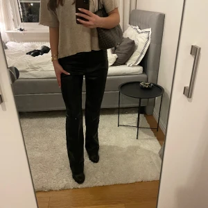 Läderbyxor från BikBok  - Dessa snygga läderbyxor(fejk) är från BikBok i storlek 38 och säljs då de är inte kommer till användning. 