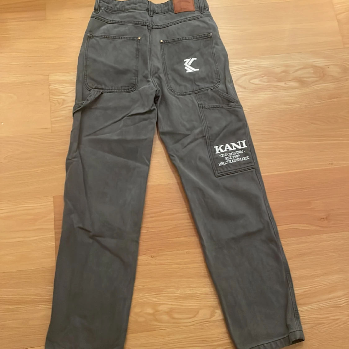 Ett par gråa Karl kanni jeans  - 90