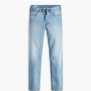 Levis jeans i modellen 501. I jättebra skick även fast dom är använda. Fin passform och sköna att ha på sig. 