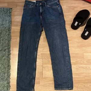 Jeans HM - Jag säljer ett par mörkblå jeans från HM. De är väl omhändertagna och i väldigt bra skick (9/10). Inga direkta defekter. Nypris 449:-  Mitt pris 129:-