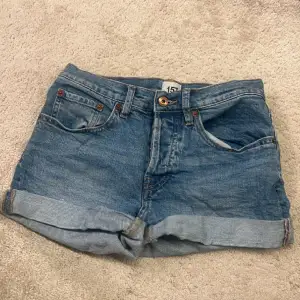 Jeans shorts dam i storlek S från lager 157. Pris 50kr 